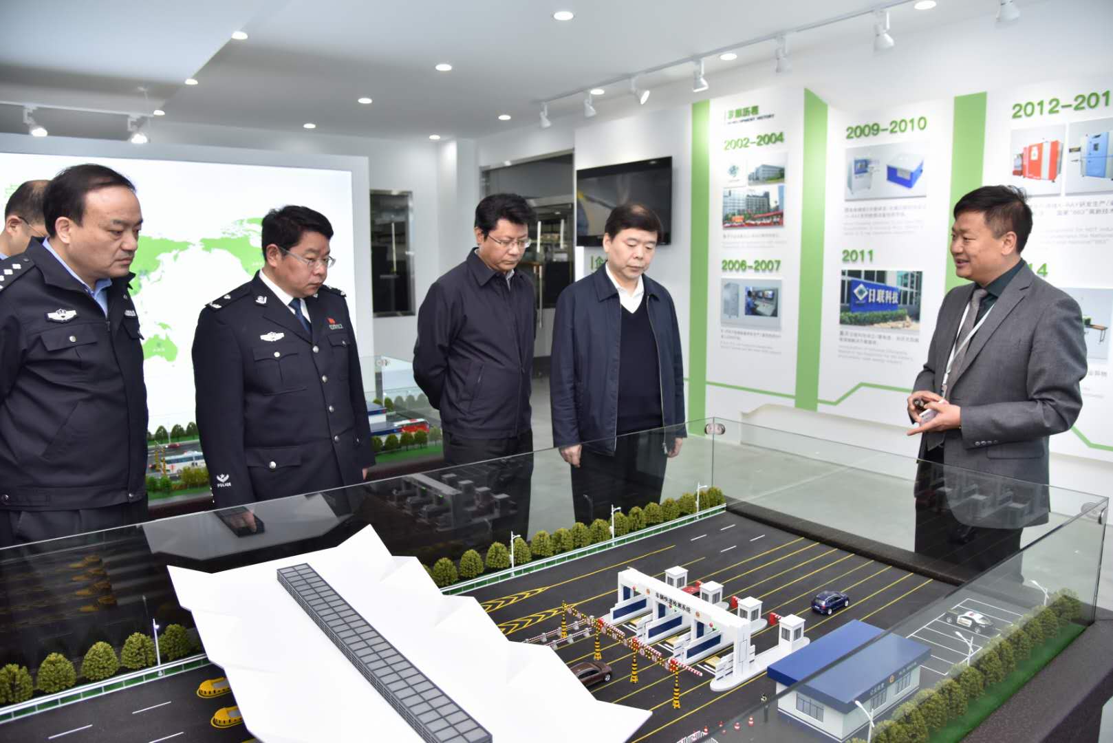 热烈欢迎无锡市领导谢晓军携队莅临米兰科技指导工作！