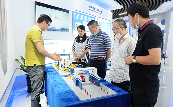 重庆市北碚区一行领导对米兰科技总部进行参观调研